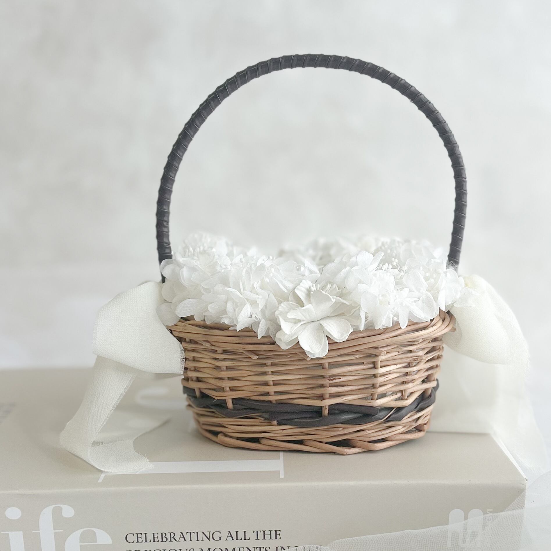 Oval white ring pillow （brown）