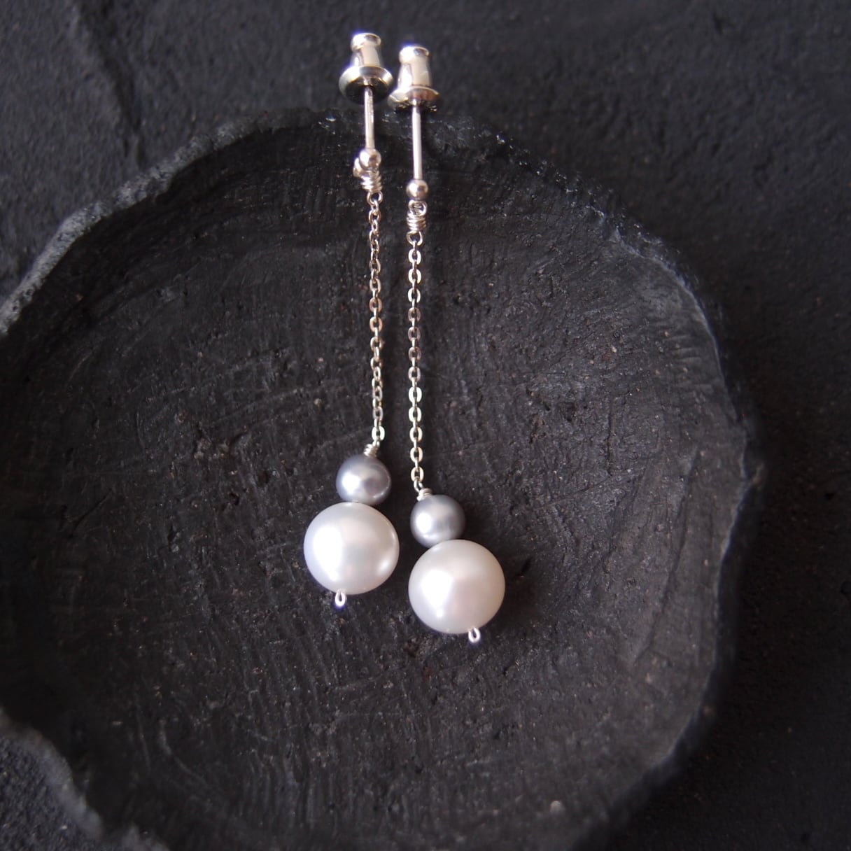 【SV】White × Gray Pearl Earrings/バイカラー パールスタッドピアス(ホワイト×グレー)