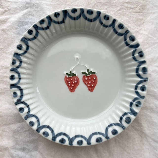 再入荷 いちごの器 手描きいちご 有田焼 渕彫皿 ケーキ皿 食器 苺のお皿 お皿 取り皿 イチゴ柄 クリスマス Sweetmarron