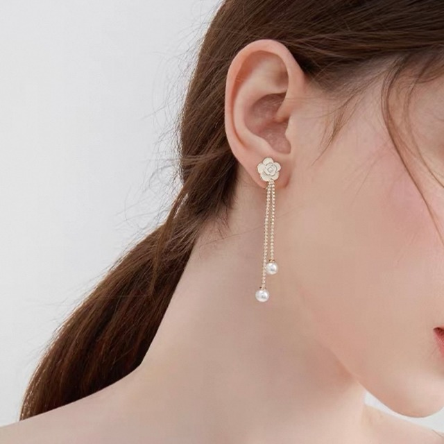 ホワイトフラワービジューロングイヤリング　CH3213