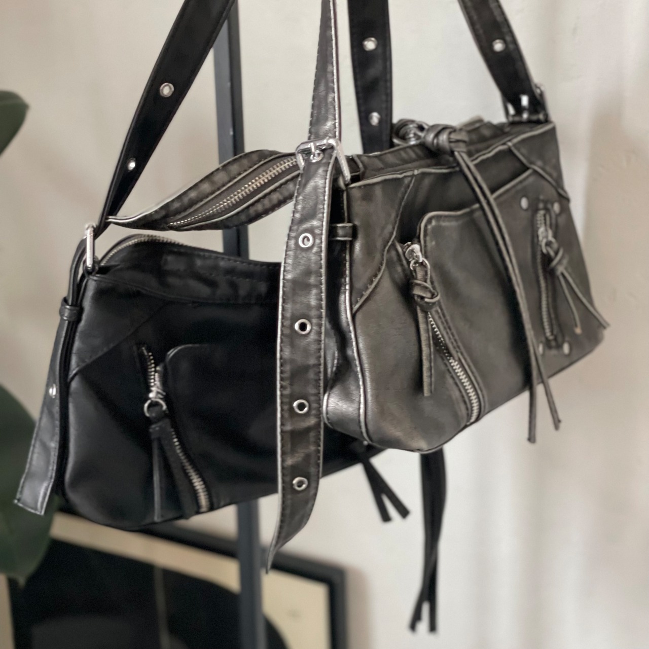 【受注予約：6月下旬入荷予定】zipper shoulder bag/ silver