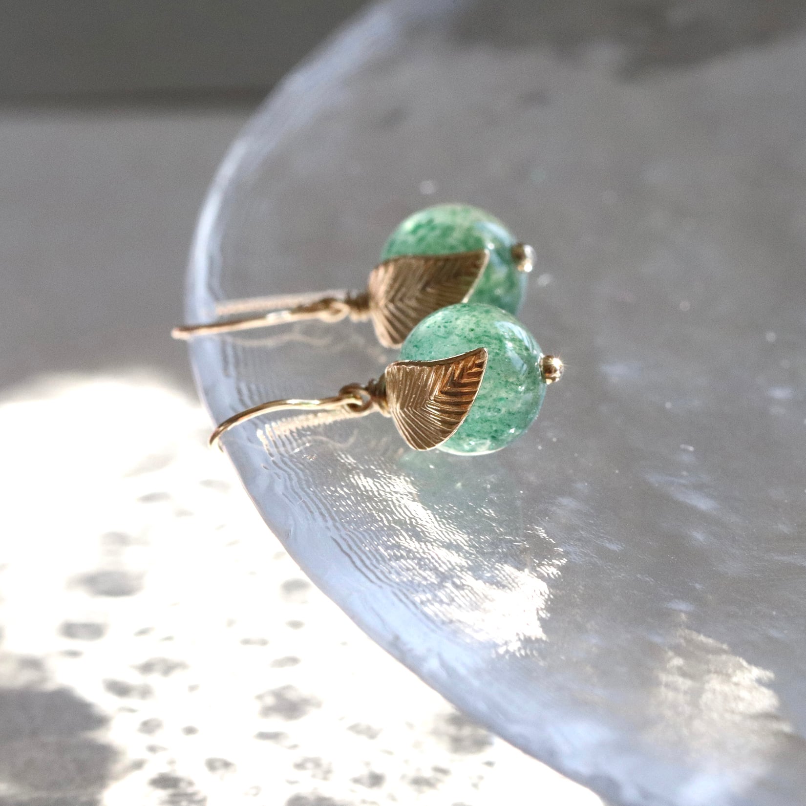 青りんごのピアス｜天然石グリーンアベンチュリン 林檎モチーフ 14Kgf