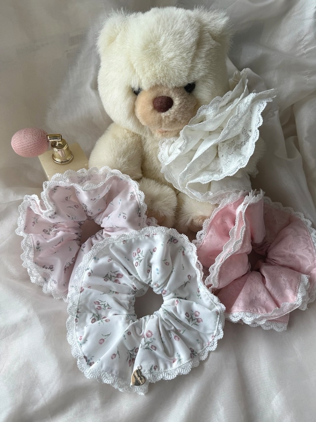 新柄登場Lace & Heart Charm Scrunchie♥️