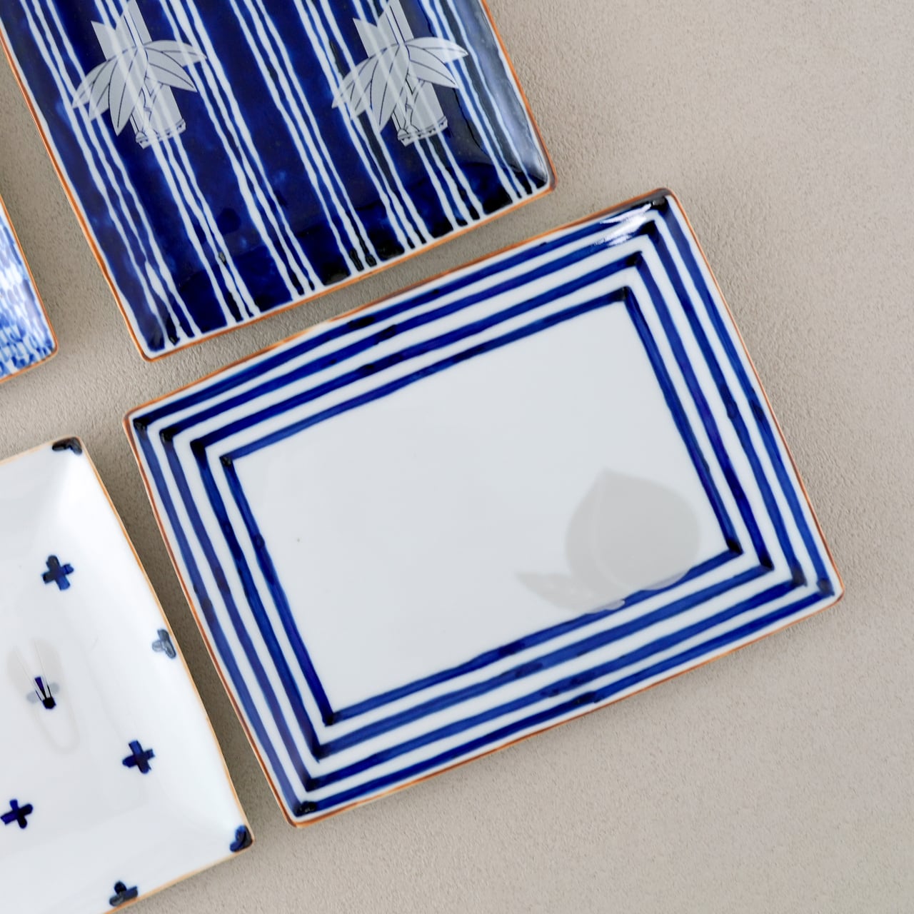 副千製陶所］格子×桃太郎 角プレート | フラッグス