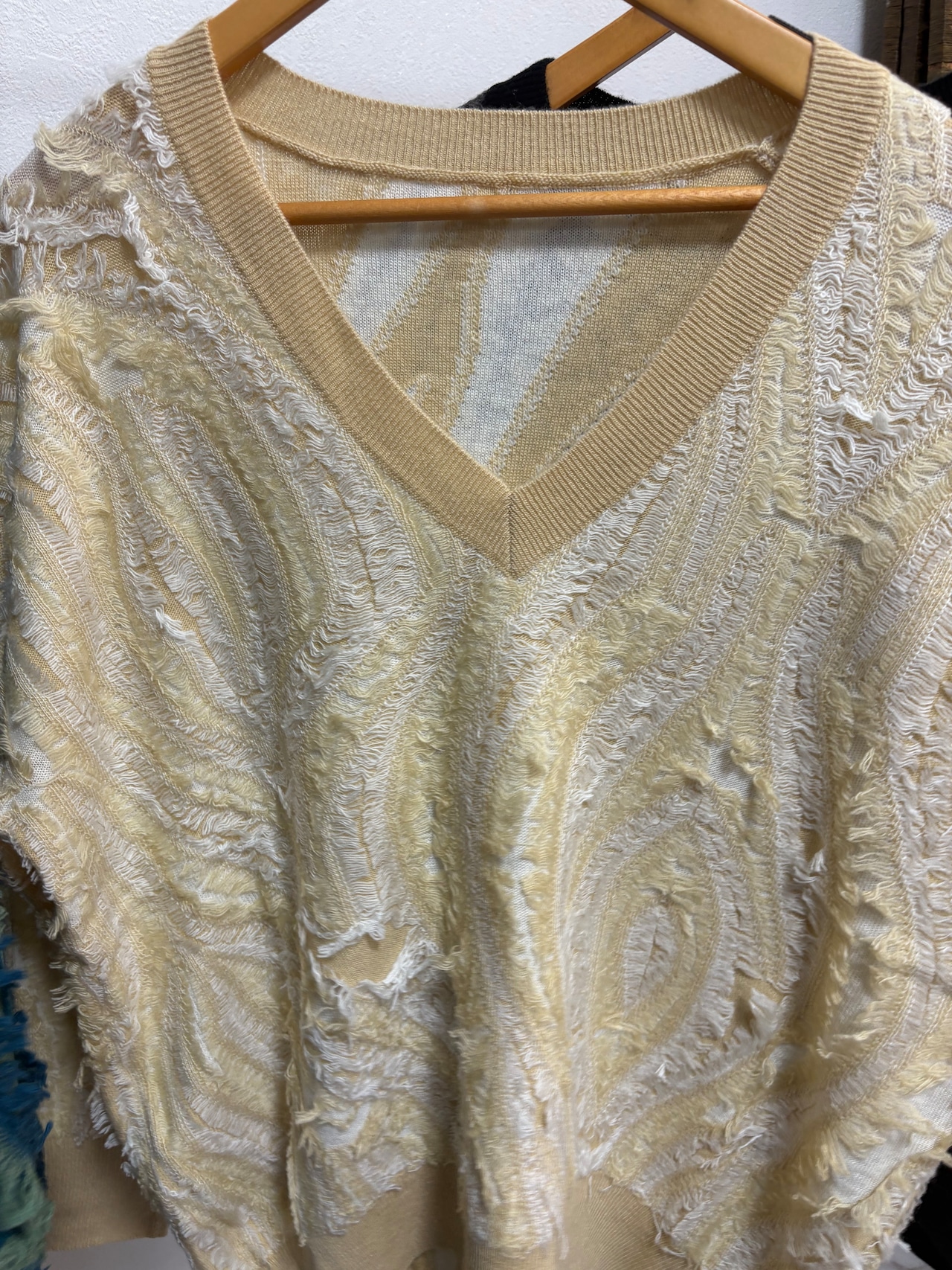 ANGELINA フリンジジャガードVネックセーター