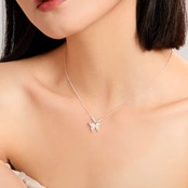 おしゃれ　キラキラ　蝶々　シルバー　ネックレス