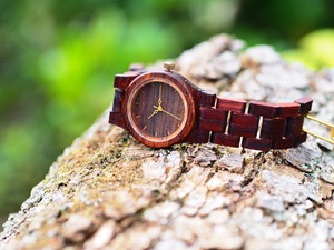 銘木紫檀で製作された木製腕時計