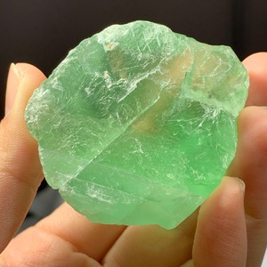 フローライトハリネズミが住み着いているグリーン原石