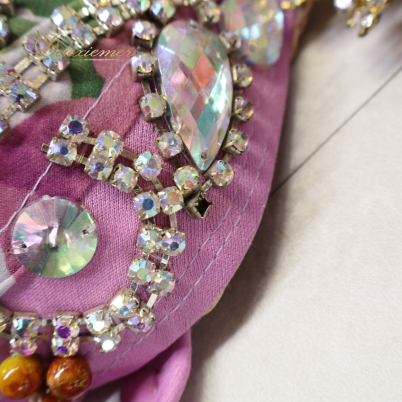 ベリーダンス オリエンタル 衣装 上下セット ピンク系 トップス スカート アーム アーム飾り 紫 緑 花柄 鮮やか かわいい ダンス衣装 ラインストーン ビーズ 豪華 装飾 ステージ イベント 華やか パープル系 グリーン系