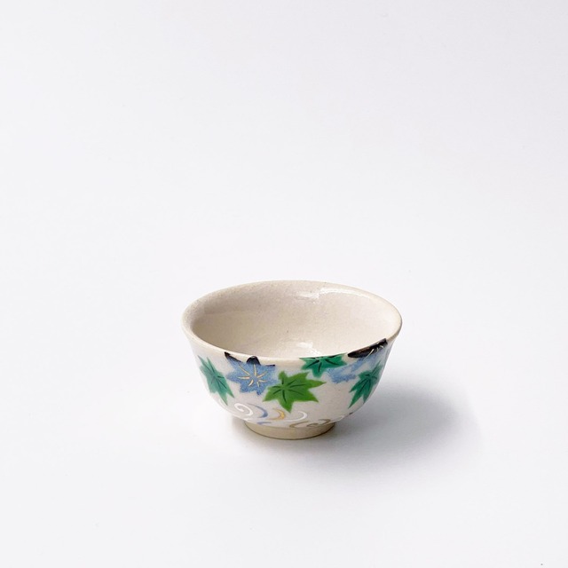 ワラ灰釉青楓に流水盃／Sake cup,colored green foliage and riffle on straw ash glaze
