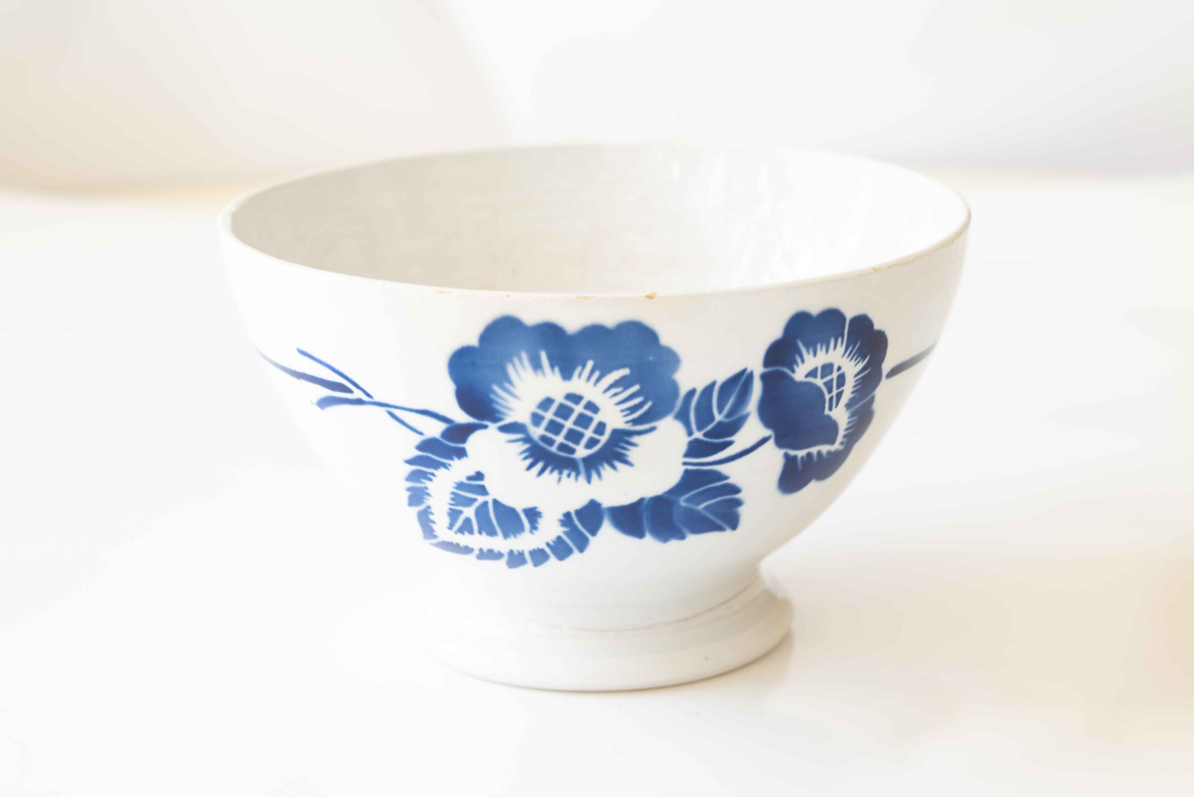 ブルーの花柄 特大サイズ 滑り止めのラインが3本底部にあります。ずっしりと重いです。