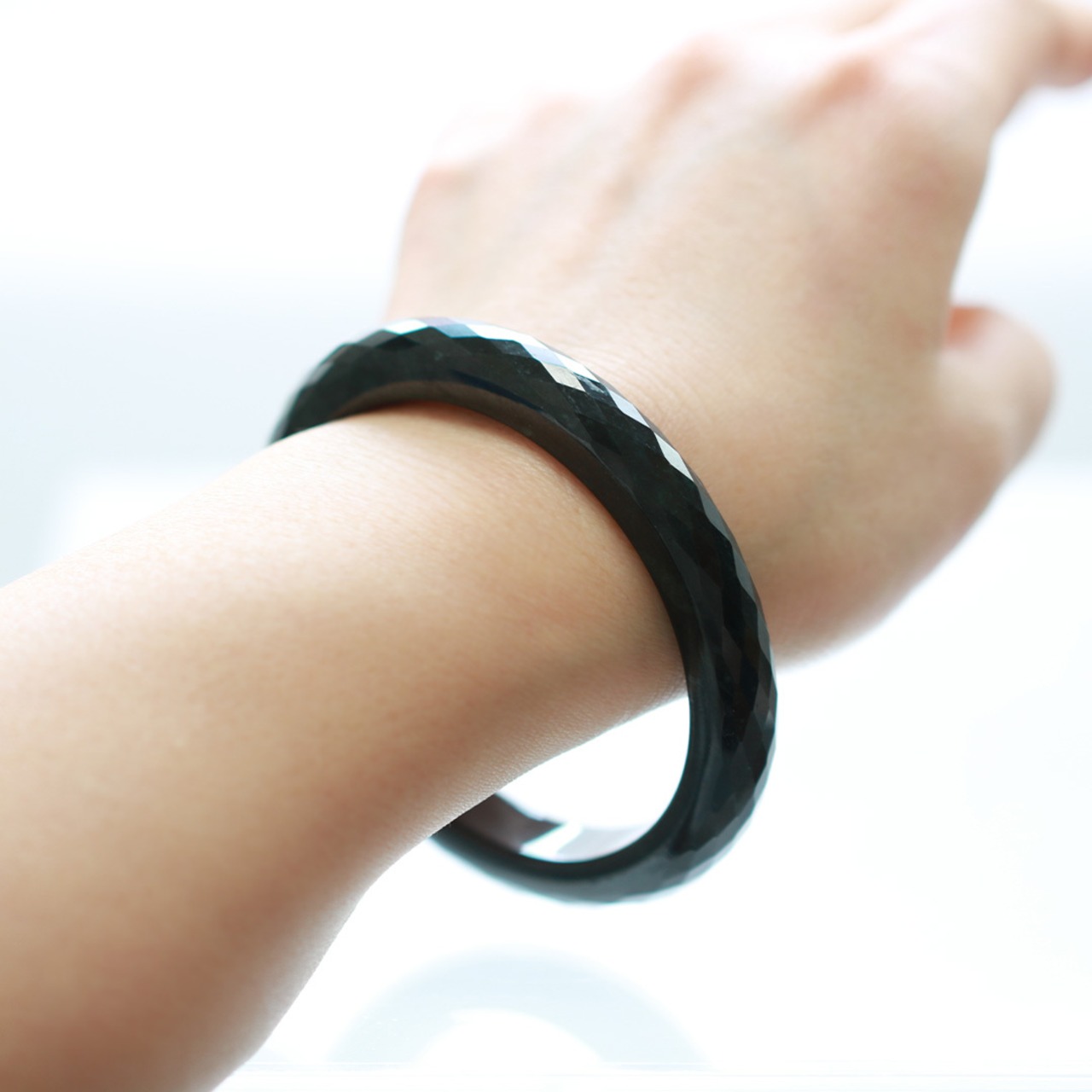 【内径 約58mm】 Black Facetcut 翡翠バングル A貨翡翠 jd_bg1428