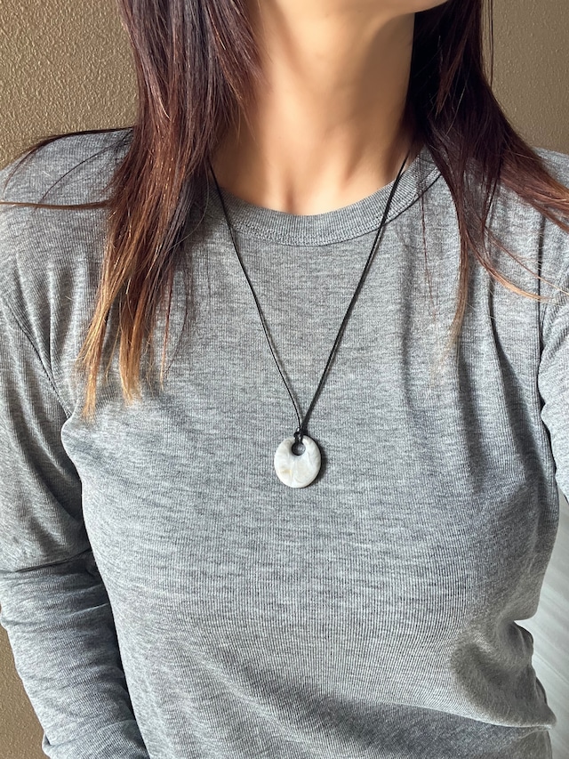 leather × tortoiseshell necklace