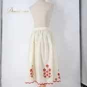 フォークダンス 衣装 スカート アイボリー系 刺繍 白 赤 緑 花柄 チロリアン チロルスカート カントリー 爽やか スカラップ かわいい ダンス衣装 イベント 練習 レッスン レッド系 グリーン系