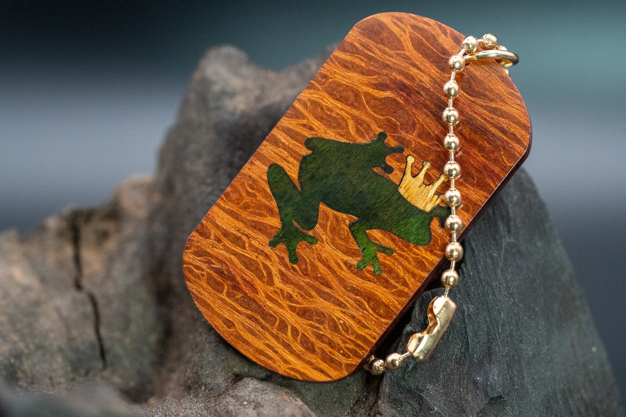 【 強さと美しさの象徴】 シーオーク ドッグタグ 木象嵌 カエルの王様