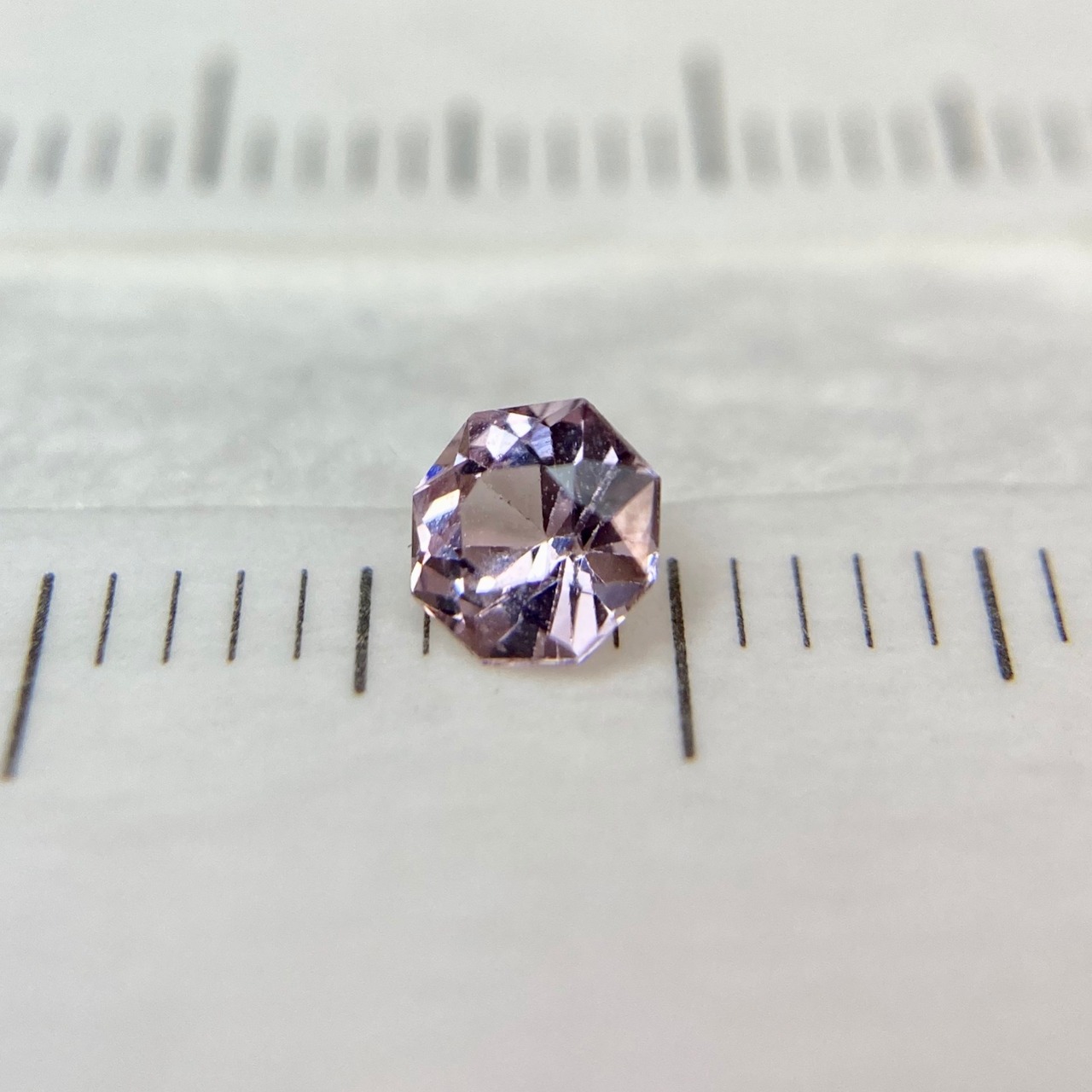 お花みたいな スピネル オクタゴンカット Part2 4.1mm-4.4mm　No.3