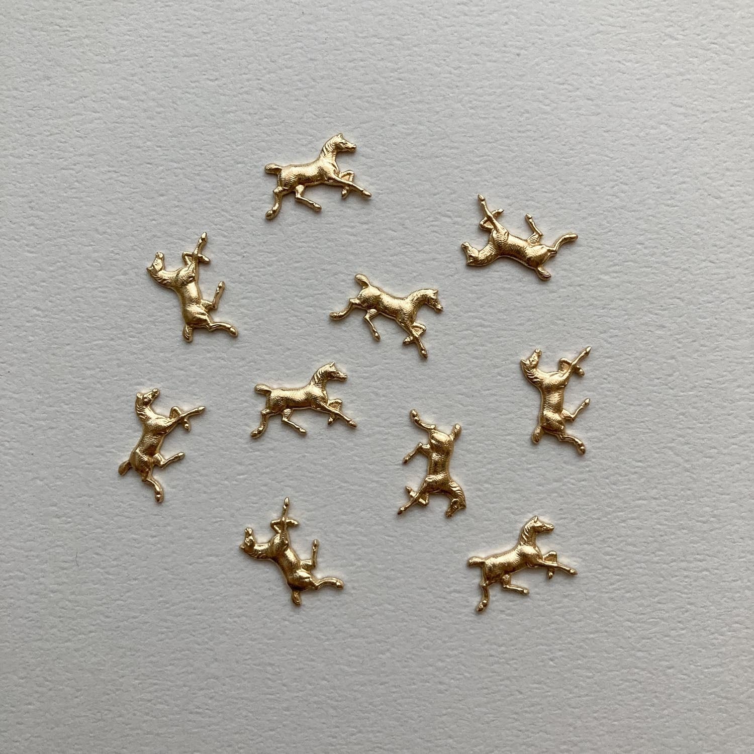 再入荷〉USA真鍮 駆ける馬のミニプレート | Dua-アクセサリーパーツ