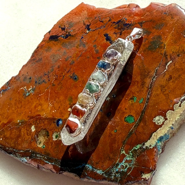 【超美石】【ツーソン】７色チャクラ（天然石）の水晶ペンダント（チェーンつき）　6123