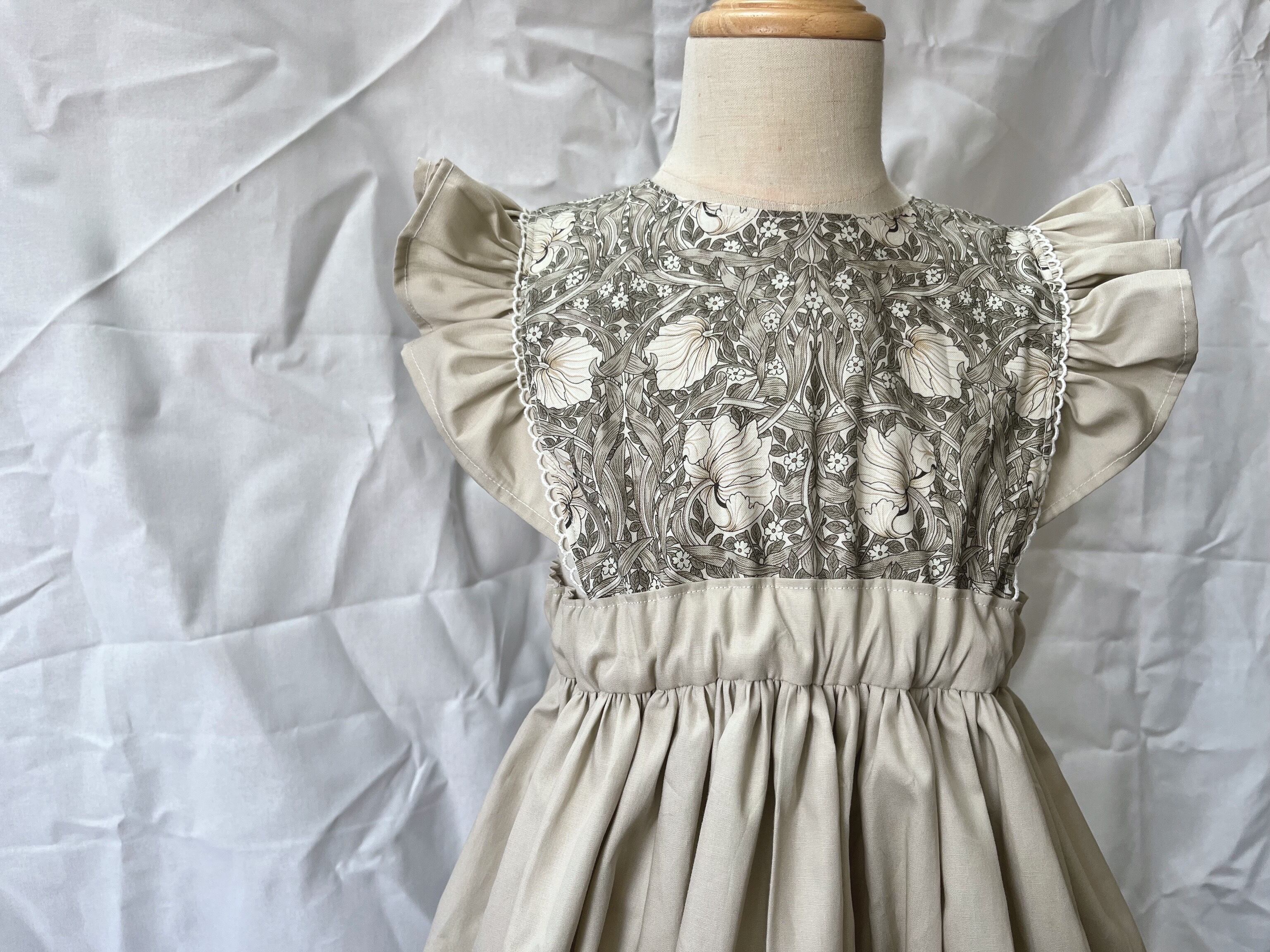 受注生産】(moda/WilliamMorris使用)肩フリルエプロンワンピース