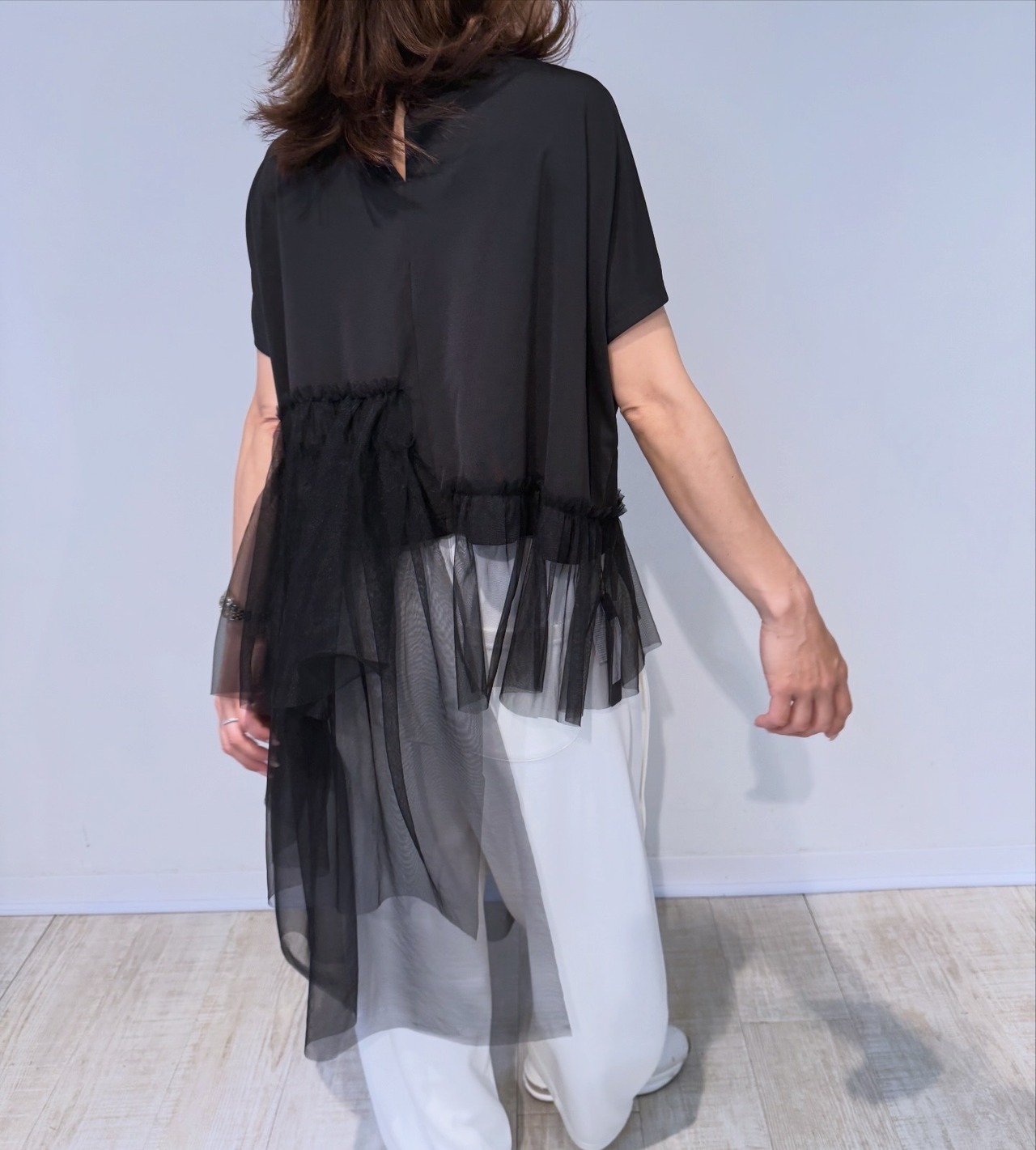 ポリーヌブロー   アシンメトリーチュールフリルTシャツ