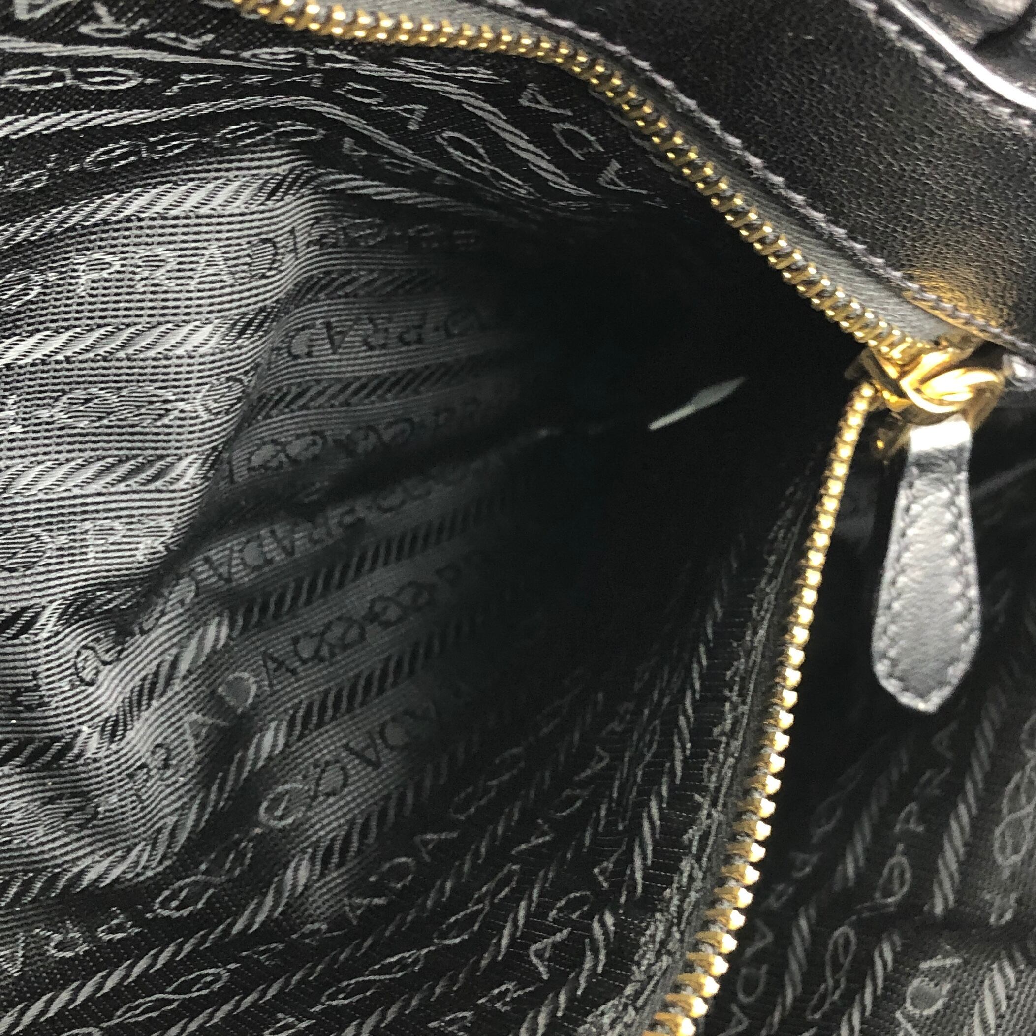 PRADA プラダ ロゴ レザー プラチェーン フロントロック PRADA プラダ ロゴ レザー プラチェーン フロントロック
