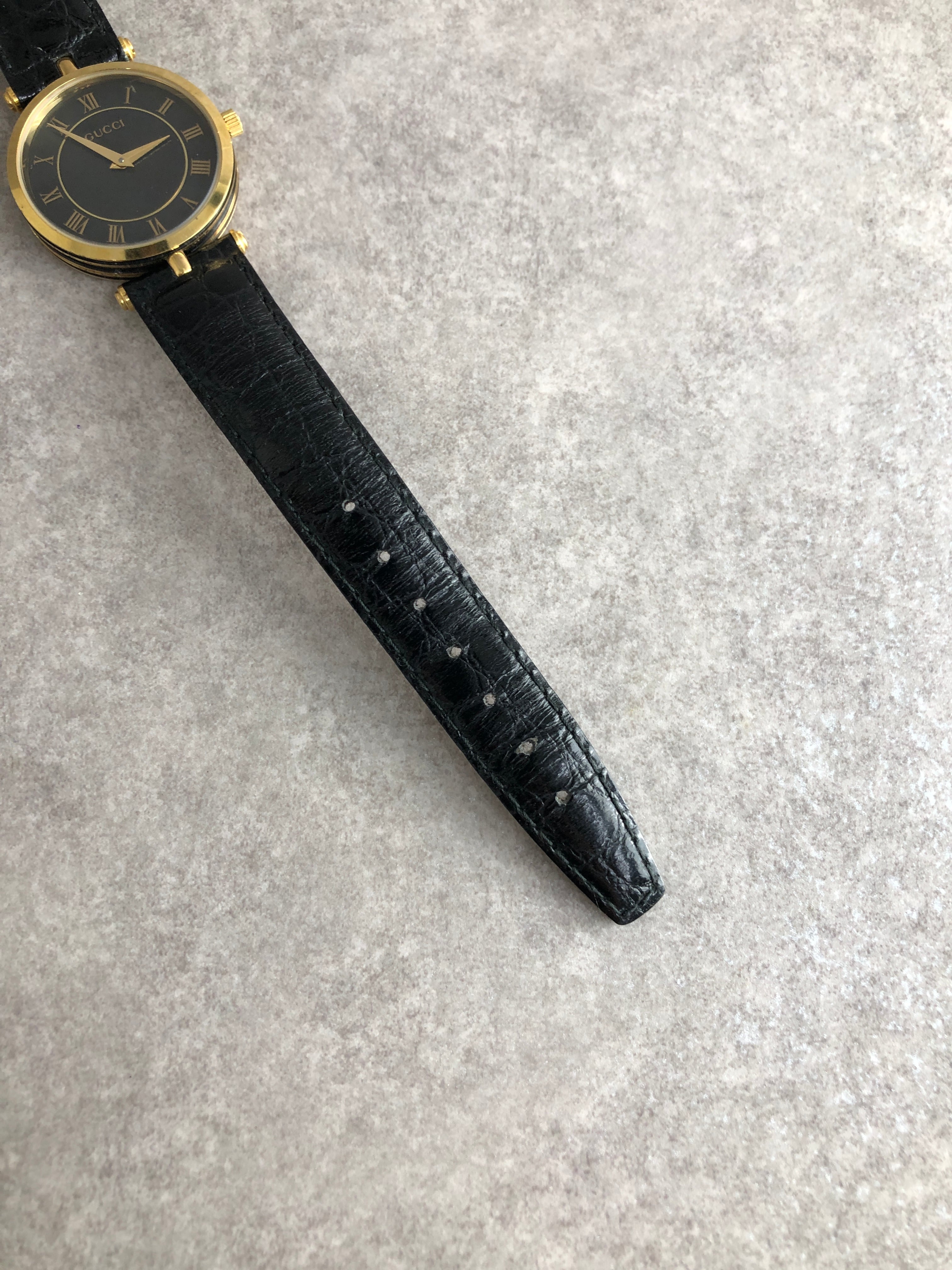 GUCCI グッチ 腕時計 ブラック ローマ文字 レザー 2040M vintage