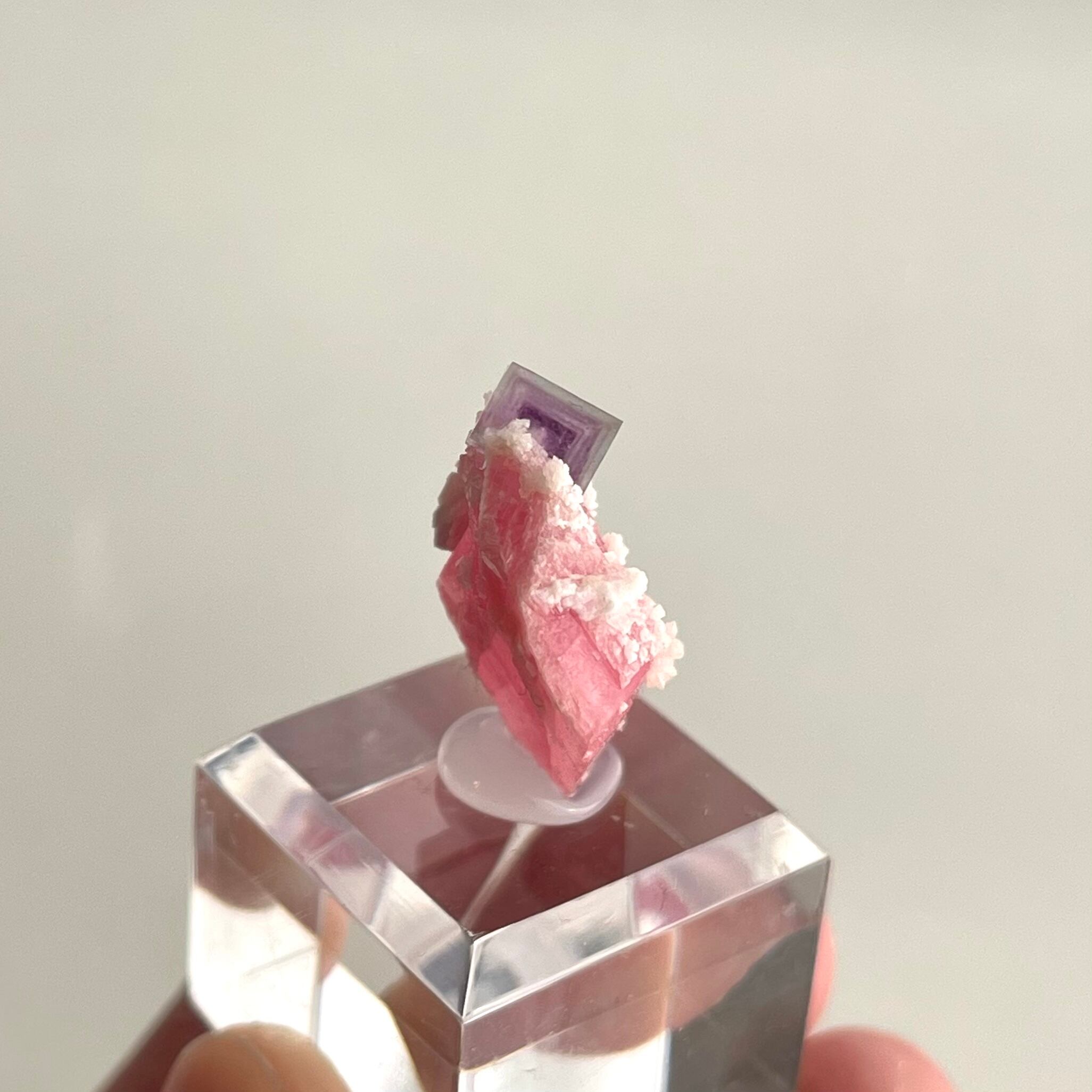 ロードクロサイト / フローライト【Fluorite on Rhodochrosite
