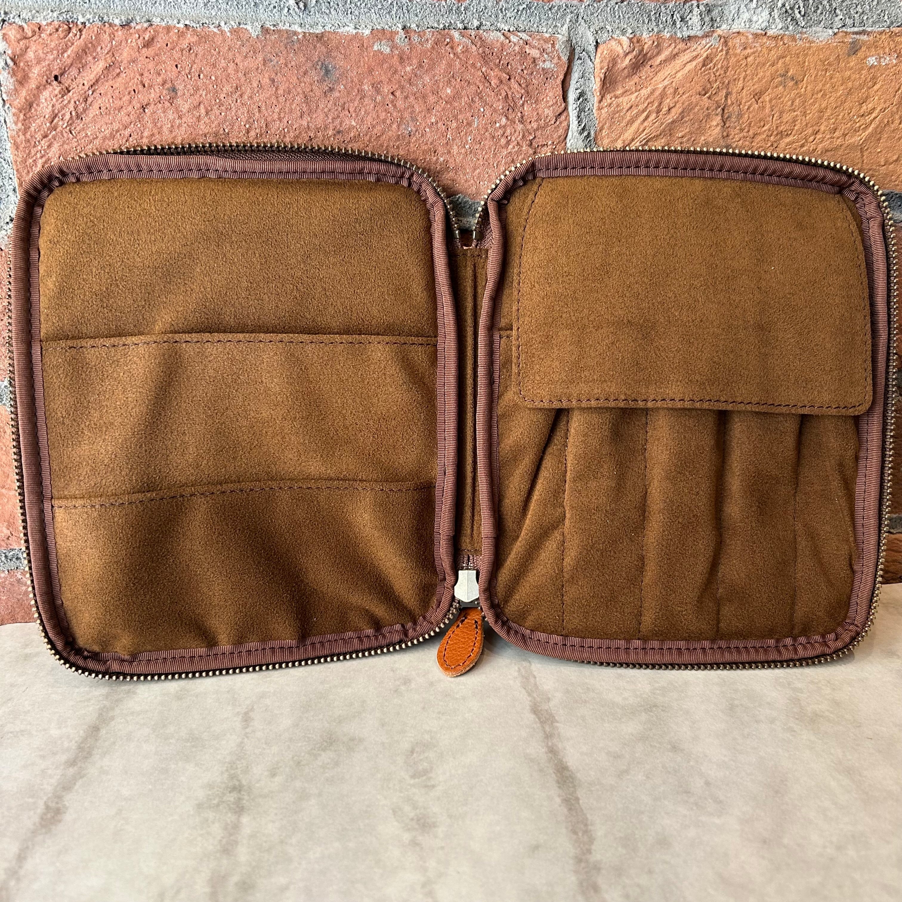 ＆Liebe「開くたび、ときめく 文具ポーチ（ぺブルヌメ革）」／5本差し