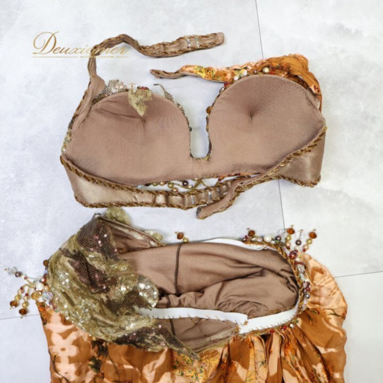 ベリーダンス オリエンタル 衣装 上下セット ブラウン系 トップス スカート 茶 赤 花柄 ラインストーン ビーズ スリット ダンス衣装 イベント ステージ 豪華 装飾 華やか かわいい レッド系