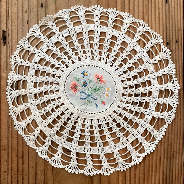 花刺繍付きのドイリー4