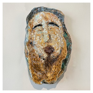 アラキドン　ヒゲのある皿にされる像