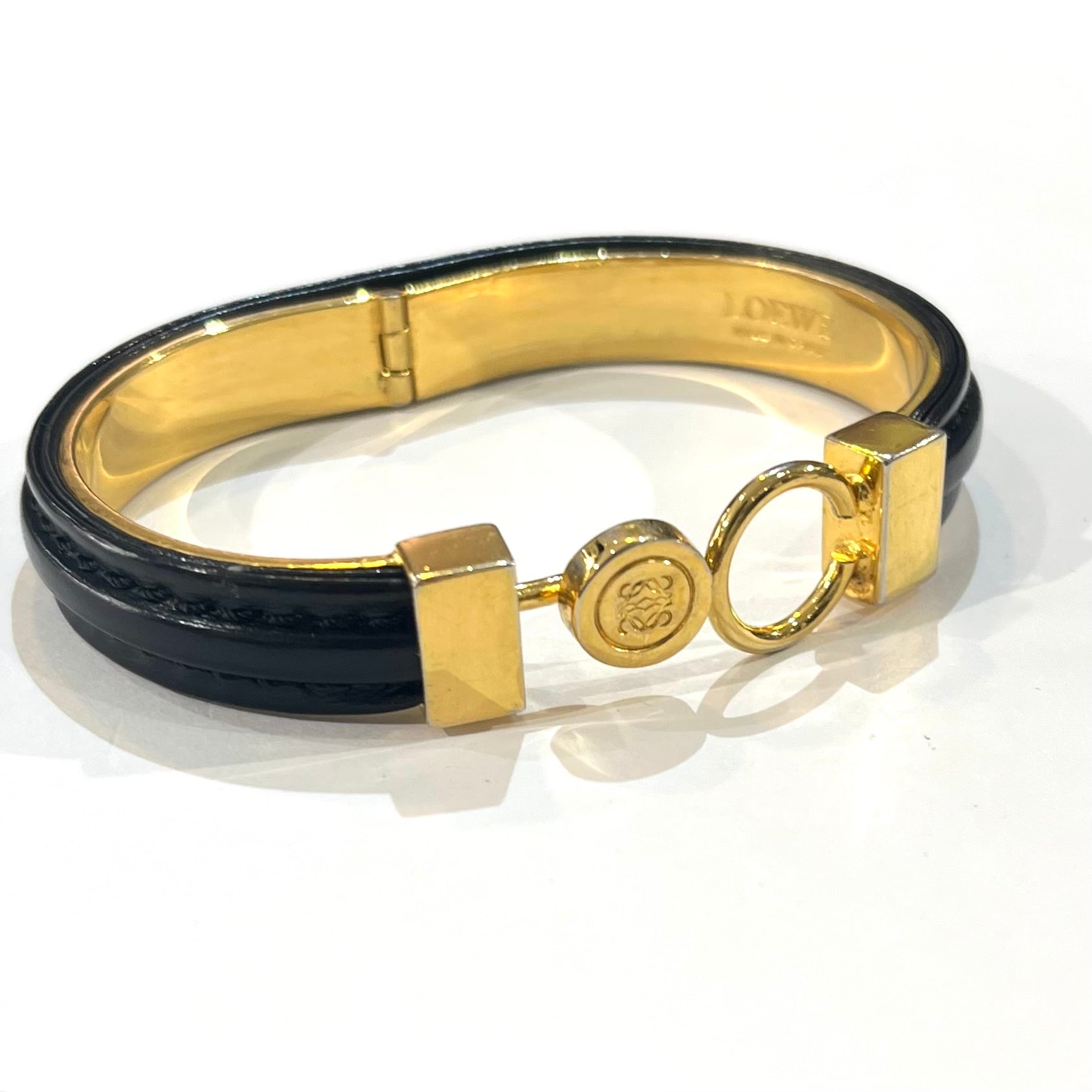 LOEWE】2421 アナグラム ロエベ レザーバングル／ゴールド×ブラック