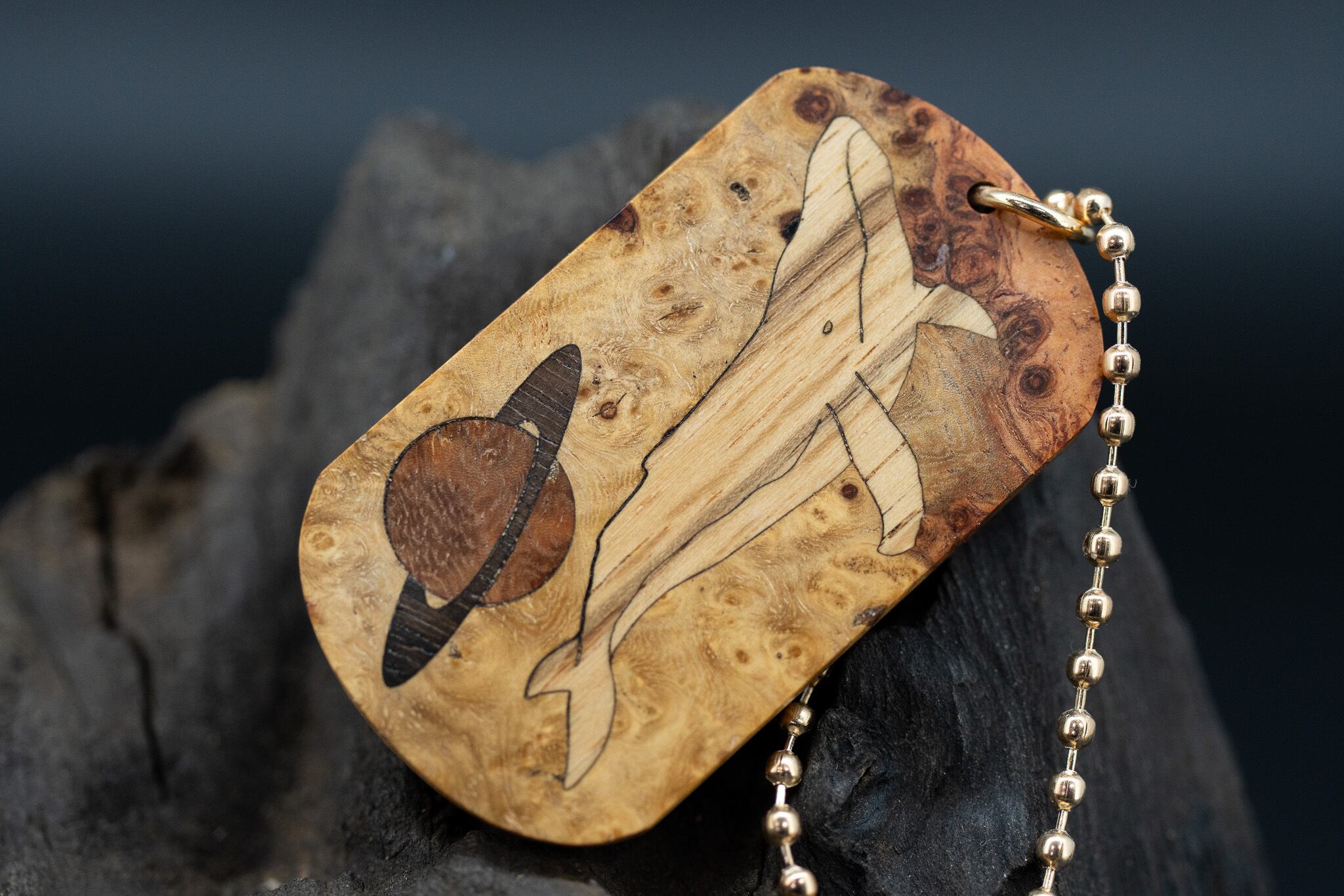 【朱色の銘木】本花梨瘤 紅白 ドッグタグ 象嵌 勇魚と惑星