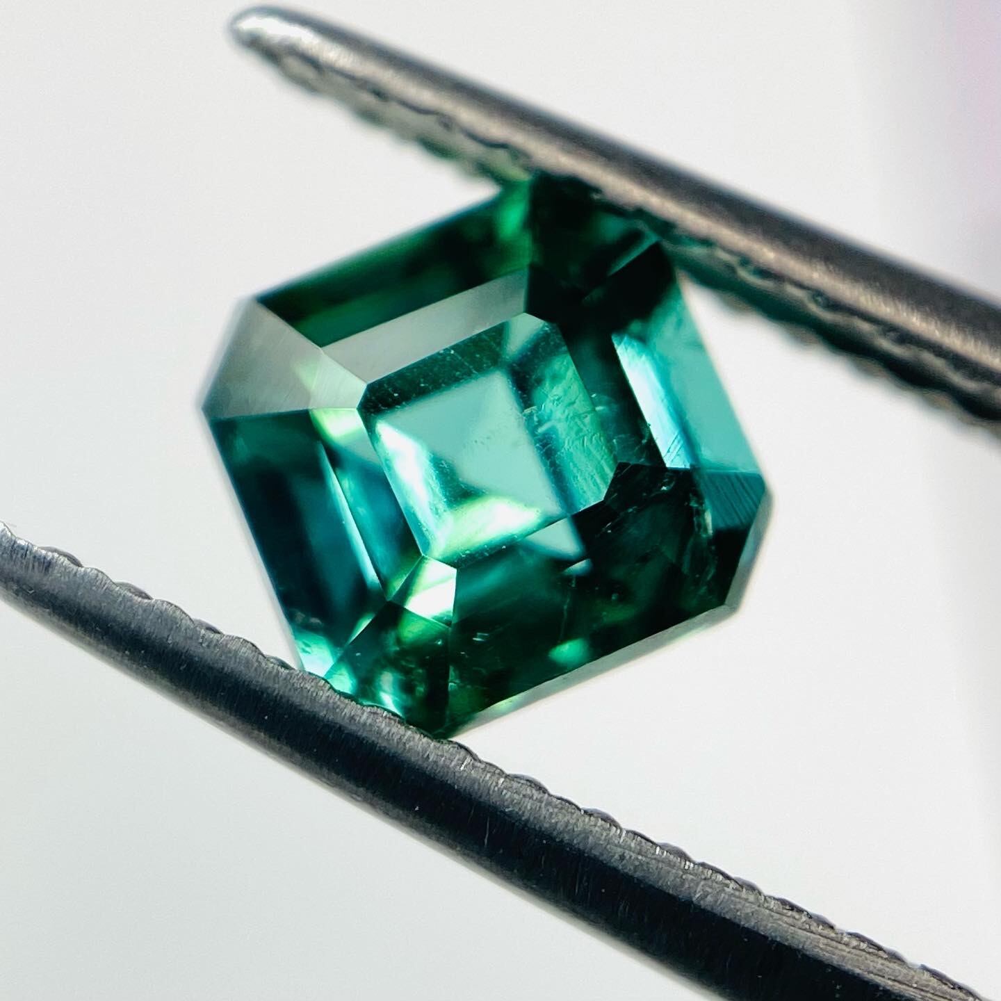 深くて不安定なエメラルドカラー トルマリン2