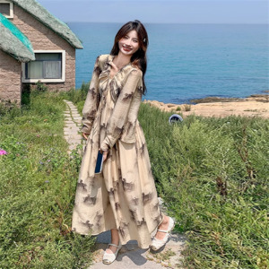 【送料無料】 ロングワンピ ロング マキシ 水墨画風 長袖 Vネック Aライン フレア リボン 薄手生地 エレガント 可愛い 大人可愛い きれいめ シンプル カジュアル シック コンサバ 華やか 大人 上品 おしゃれ お洒落 レトロ 主役級 こなれ感 高見え オールシーズン シーズンレス レディース 女性用 ママ 20代 30代 40代 デート お出かけ 女子会 お呼ばれ 休日 お茶会 授業参観 着回し 普段使い ファッション コーデ スタイル 楽ちん 体型カバー 定番 プチプラ 着痩せ ベージュ