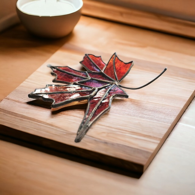 サンキャッチャー　赤い葉っぱ　楓の葉　インテリア雑貨　秋　季節物　ウィンドウハンギング　ステンドグラス雑貨　送料無料