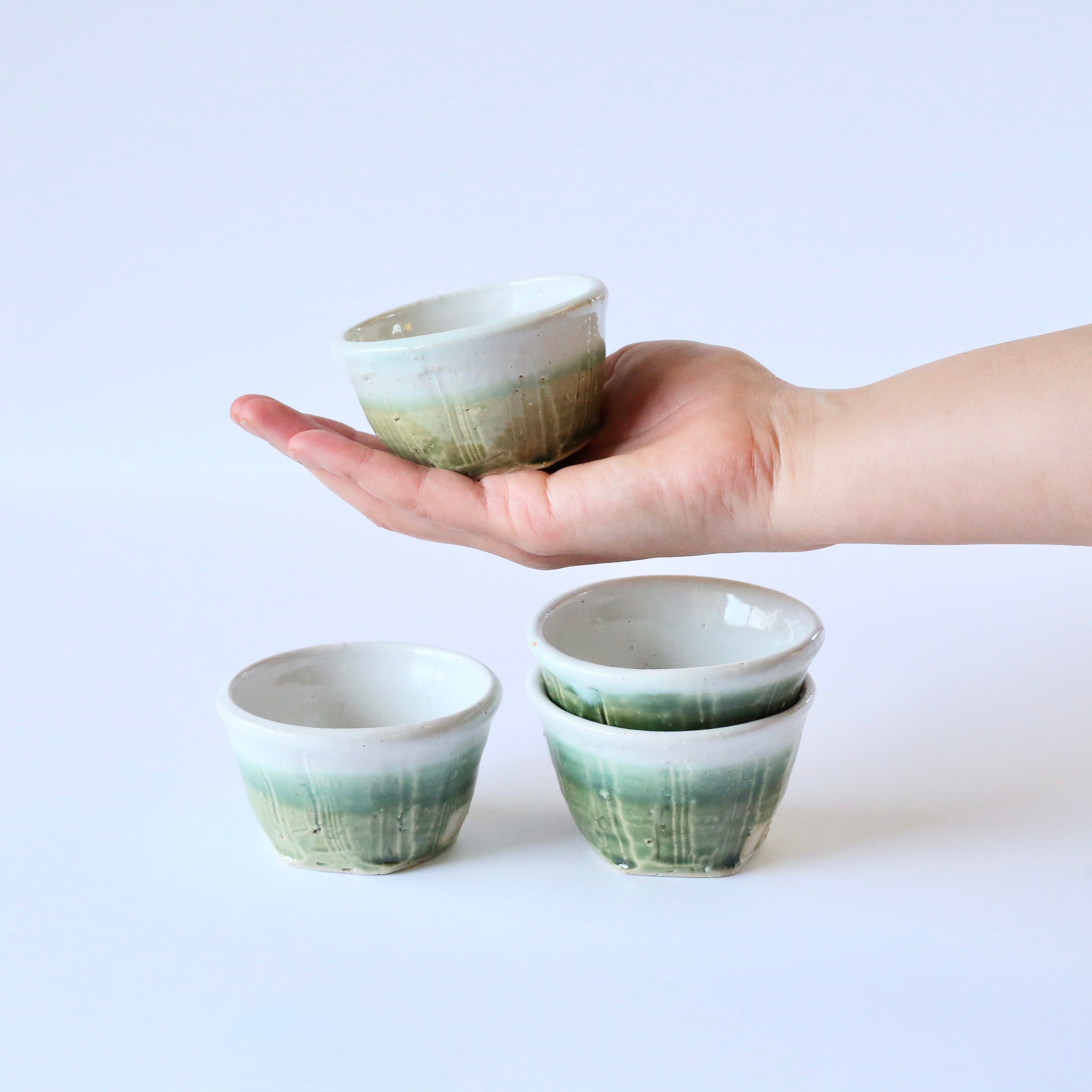 初代　松本佩山　本人作　青磁小服茶碗　共箱　翡翠色　上品な貫入　希少な器 初代 松本佩山 本人作 青磁小服茶碗 共箱 翡翠色 上品な貫入 希少な器