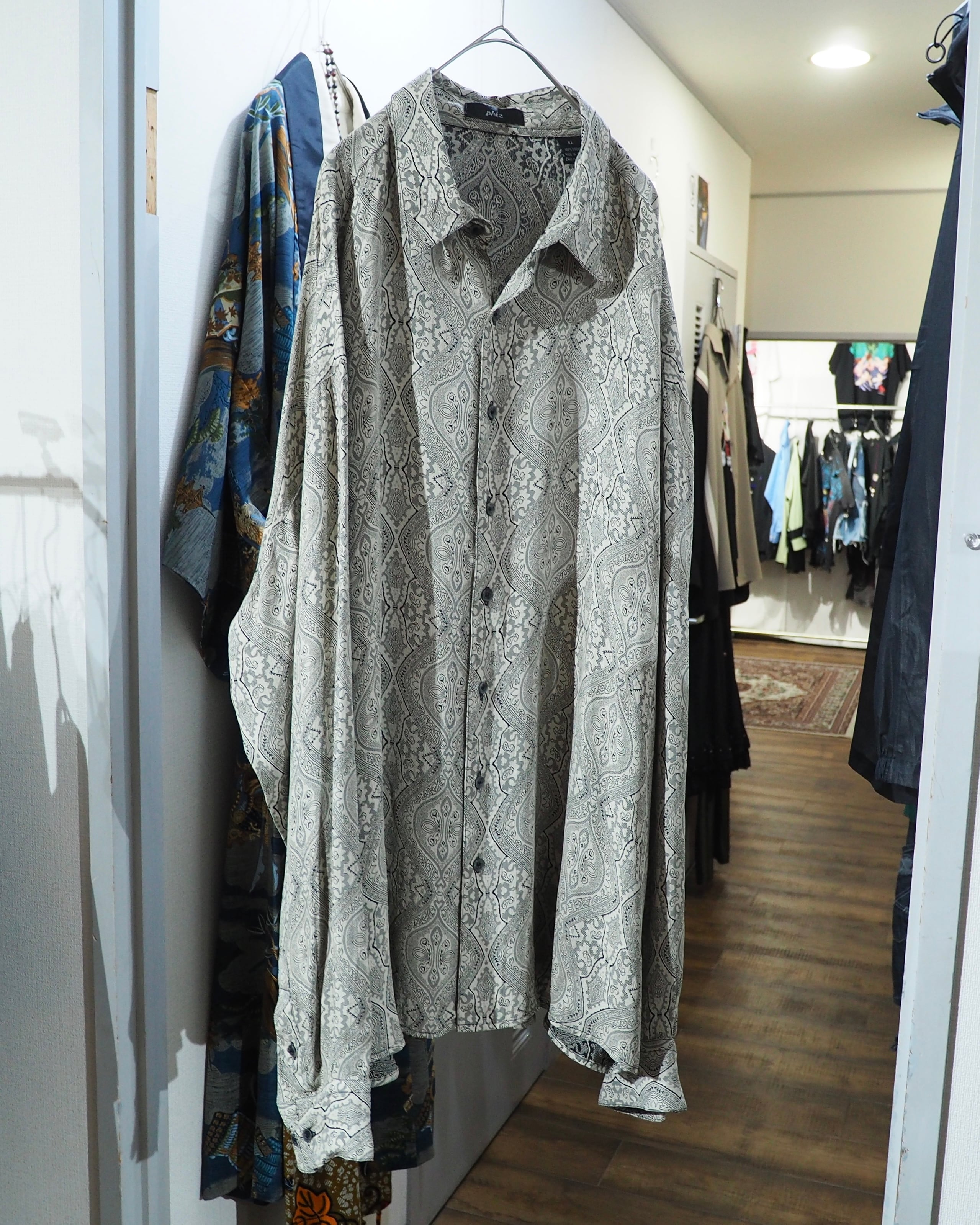 1990s " GOOUCH - Phiz " Beautiful Arabesque pattern Embroidery vintage loose Shirt