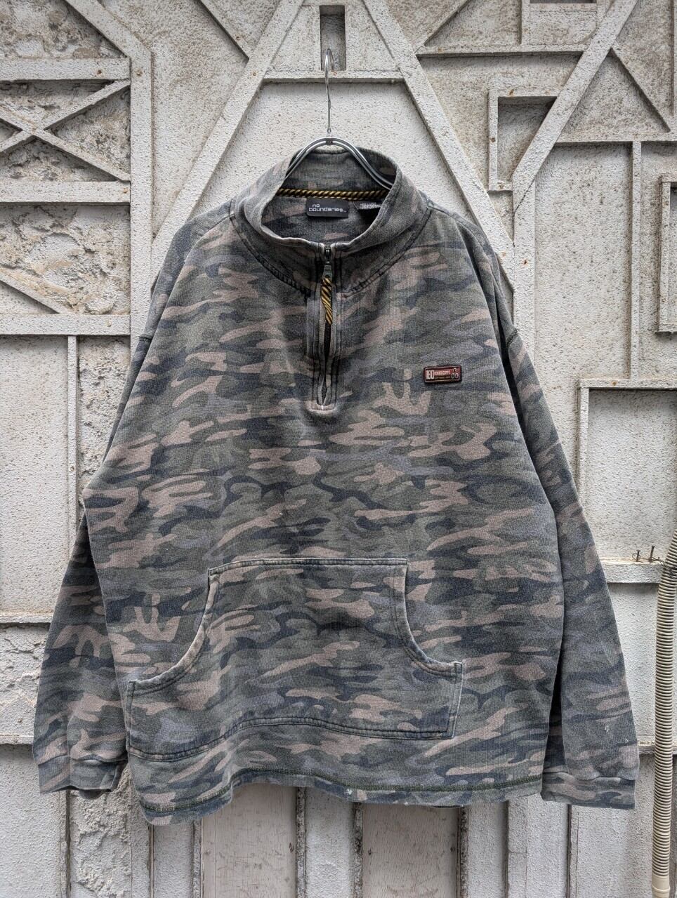 "NO BOUNDARIES" camouflage pattern half zip sweat