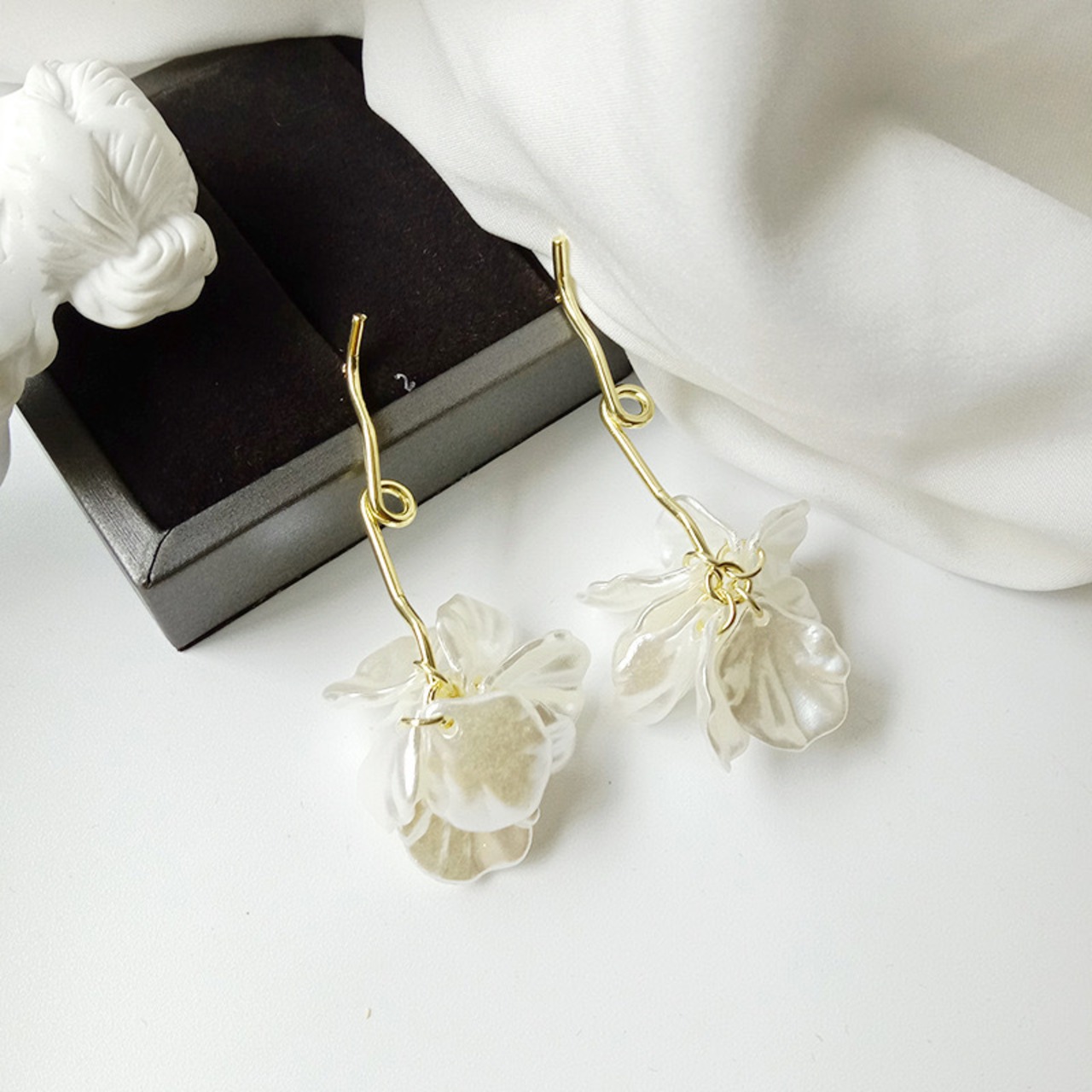 フラワーイヤリング ウェディングイヤリング 大ぶりのお花イヤリング イヤリング シルバー針 金属アレルギー 結婚式 二次会 お呼ばれ 高級感