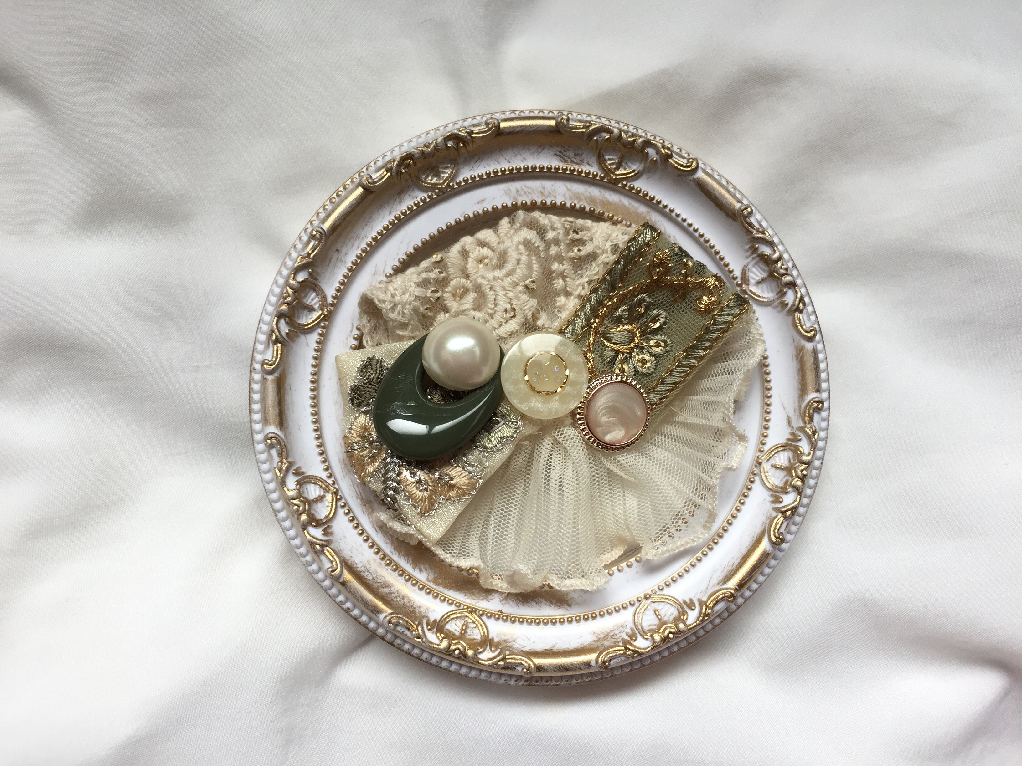 インド刺繍 リボン ポニーフック ポニーカフス ボタン ホワイト | fleurien