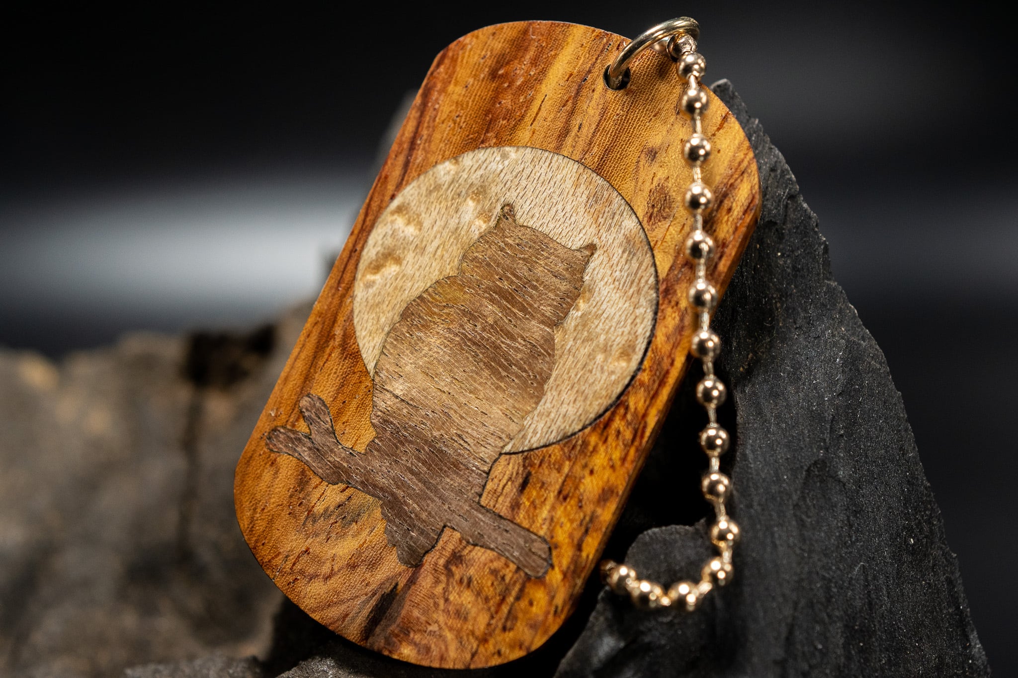 【最高峰の鳥眼杢】バーズアイローズウッド ドッグタグ 象嵌 夜とミミズク