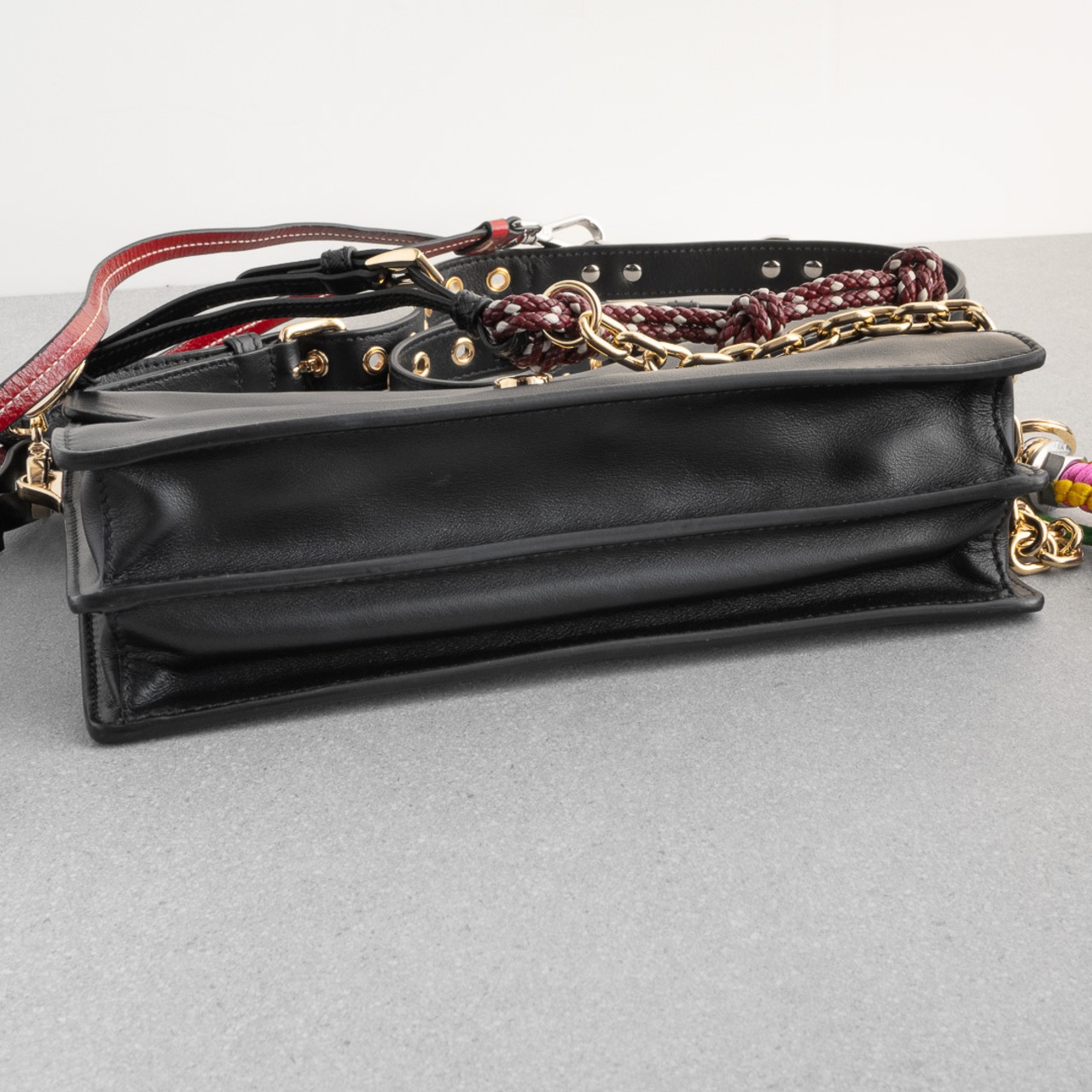 プラダ チャーム付 ソフトサウンド スモール ショルダーバッグ ブラック レザー AW25