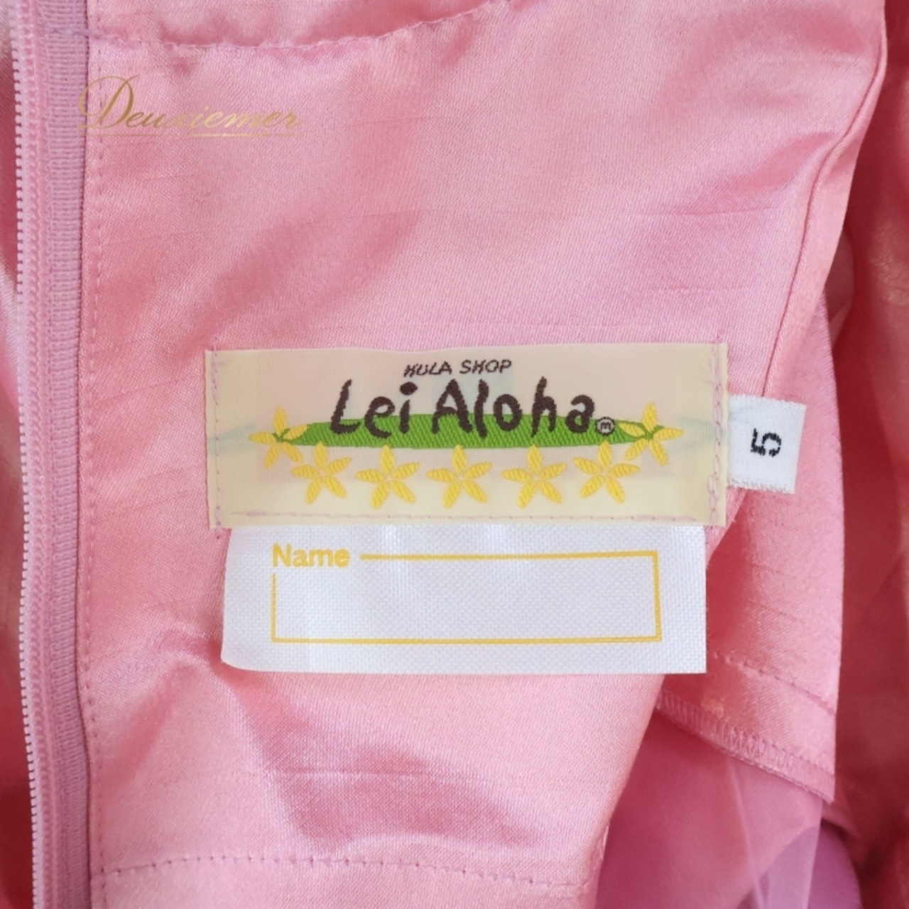 フラダンス 衣装 ワンピース ドレス ピンク系 LeiAloha ハワイアン アロハ フラ ダンス レッスン 練習 フリル レース サテン生地 光沢感 透け感 長袖 ラメ 華やか かわいい おしゃれ 上品 高級感 大人っぽい フレアスカート シルバー系 フラダンス用ドレス ダンス発表会 高級感ある衣装 レディースフレアスカート