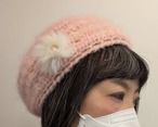 さくら色のふんわりモヘアの帽子（ファーコサージュ付）
