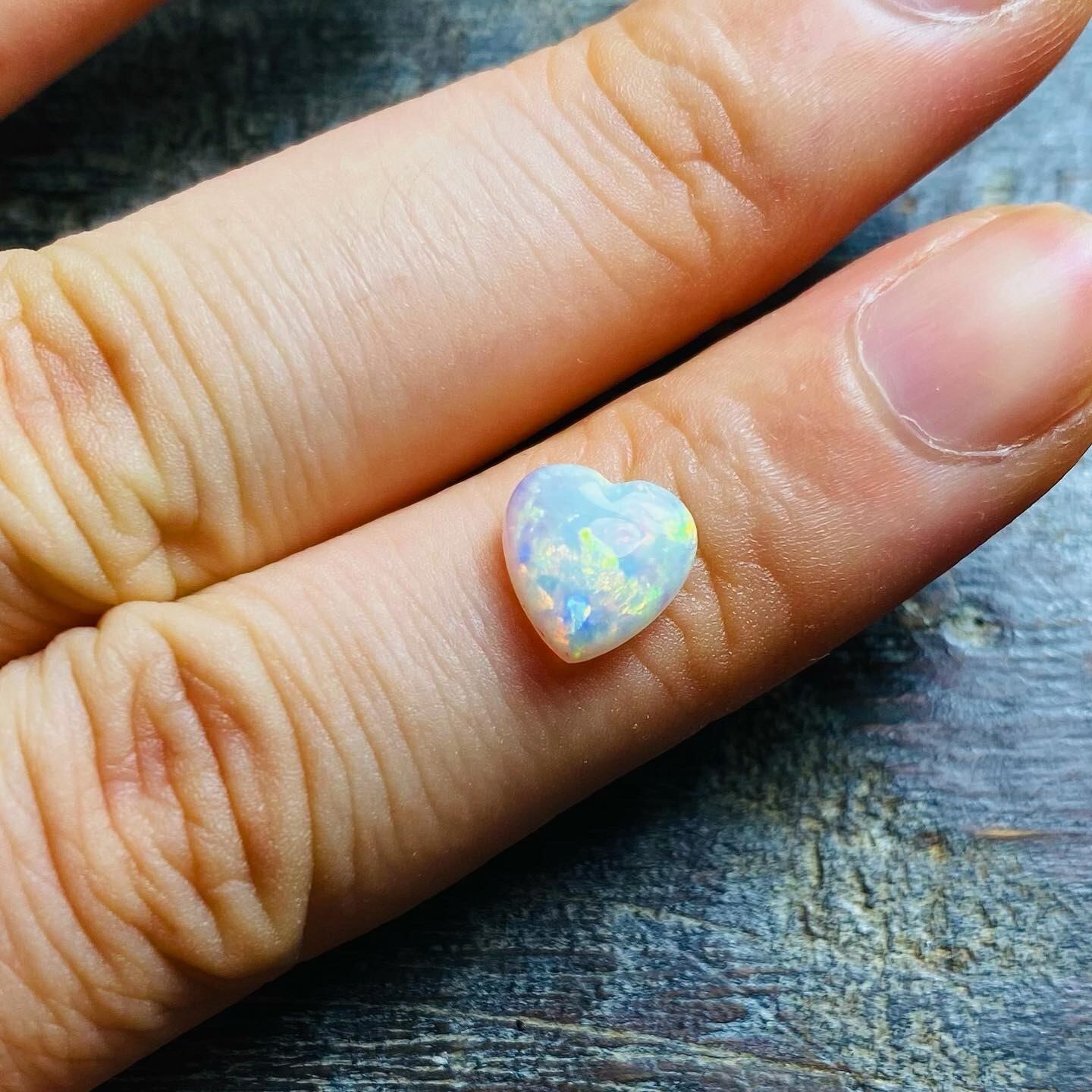 モネの絵画のような色遊ぶハートシェイプオパール