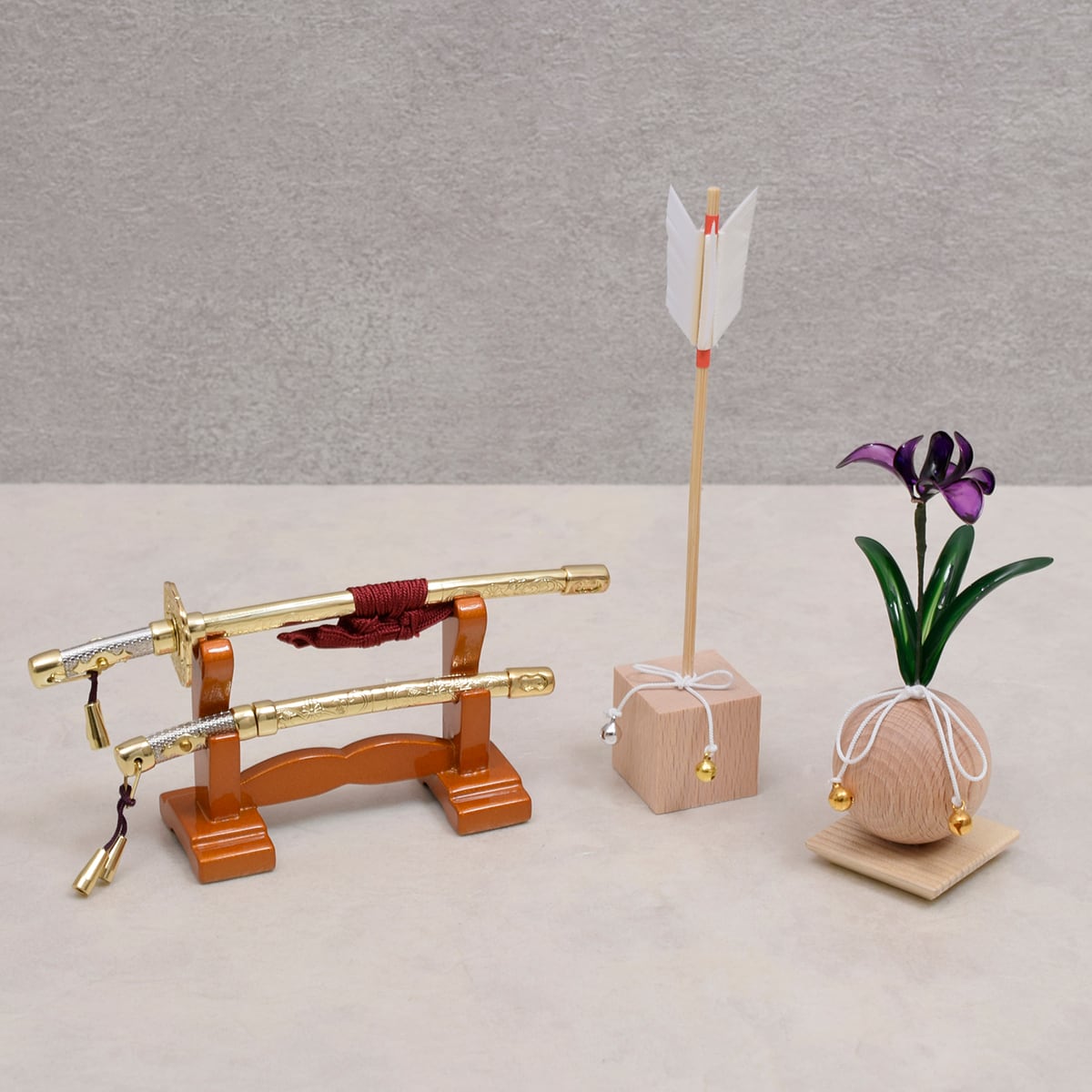 石化柳と縁起良く 山百合や南天、若松を束ねた 和モダンなお正月