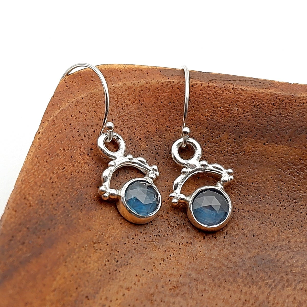 ネオンブルーカイヤナイトのデザインピアス ～黄昏の空に残る青