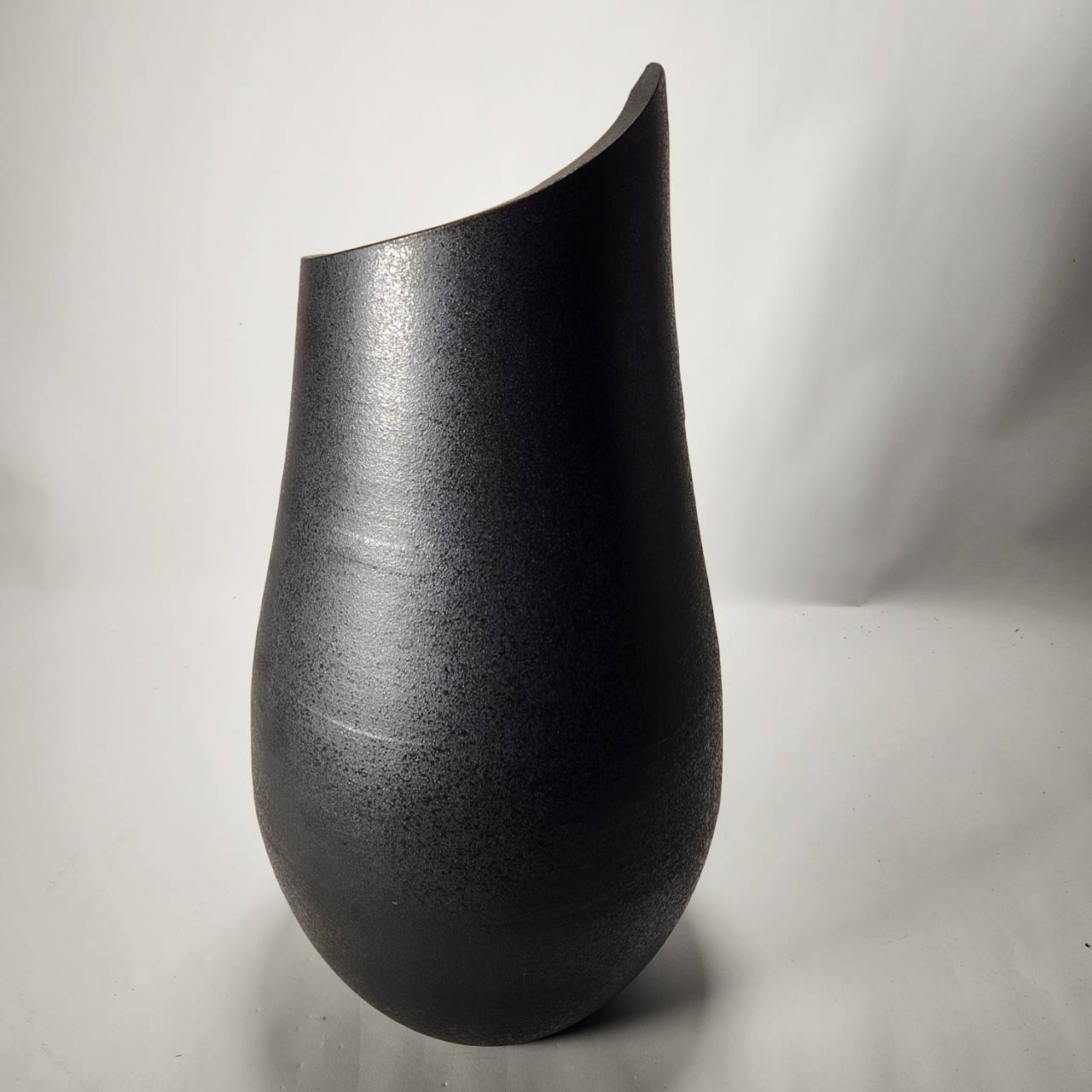 黒スパイラル花入 15号 （信楽焼き・花瓶・花入れ・花器・壺・壷