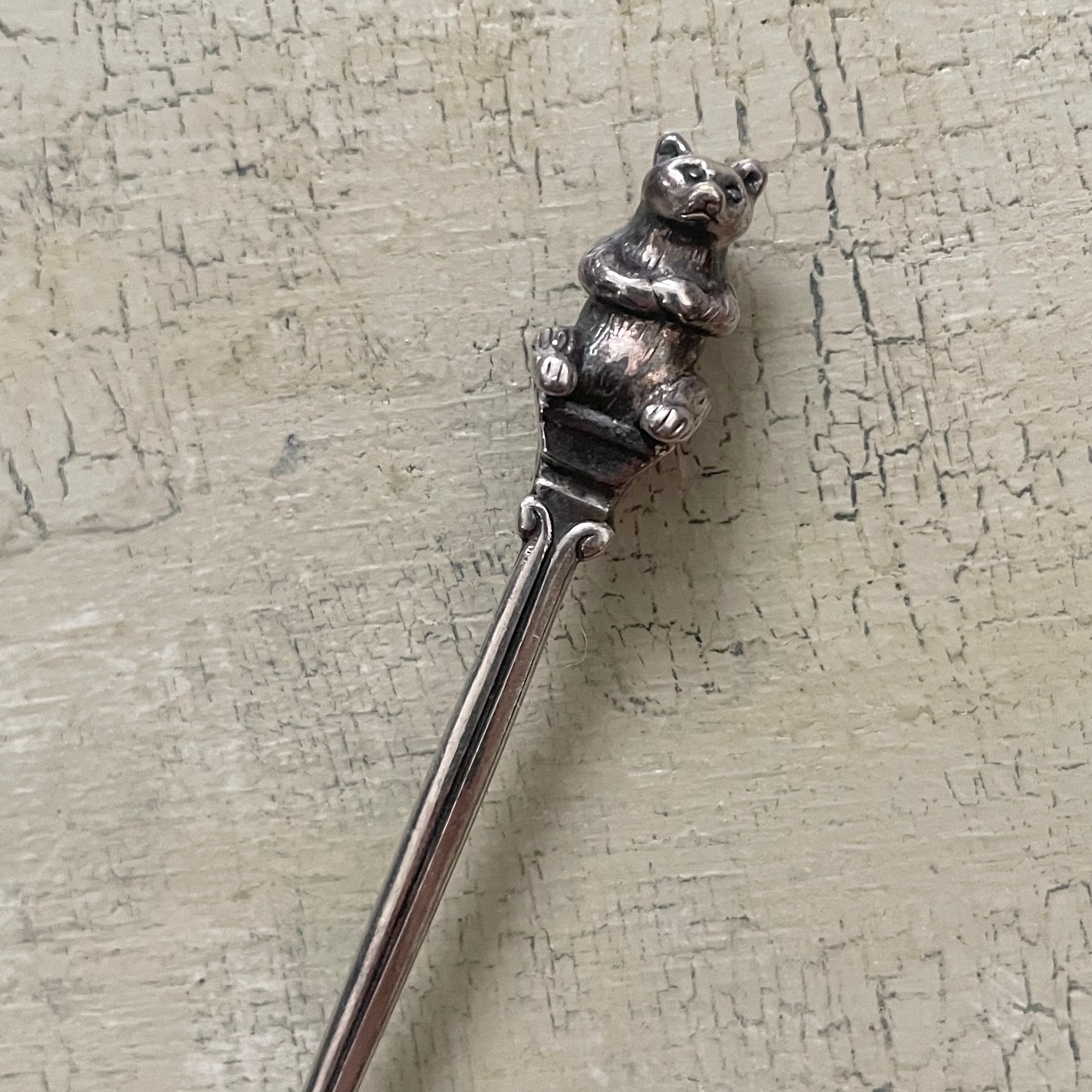 座るクマのティースプーン